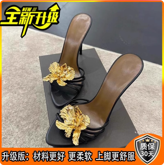 Sandales à talons ornées de fleurs dorées