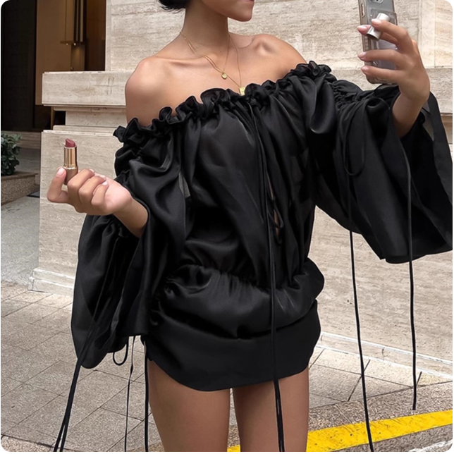 Robe noire à épaules dénudées