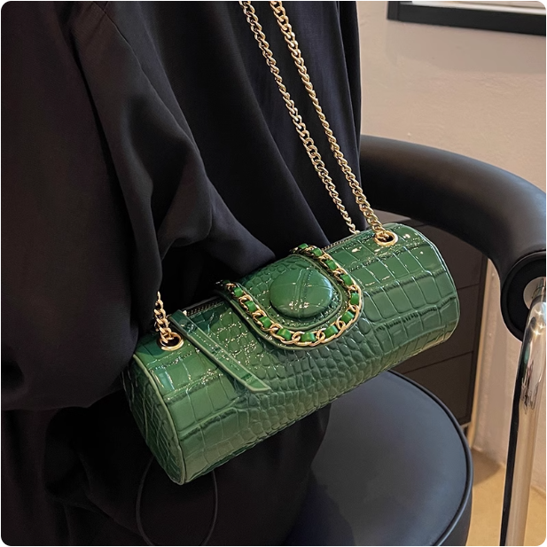 Sac à main cylindrique vert en simili crocodile