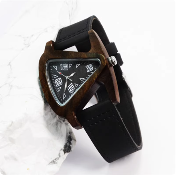 Montre triangle en bois