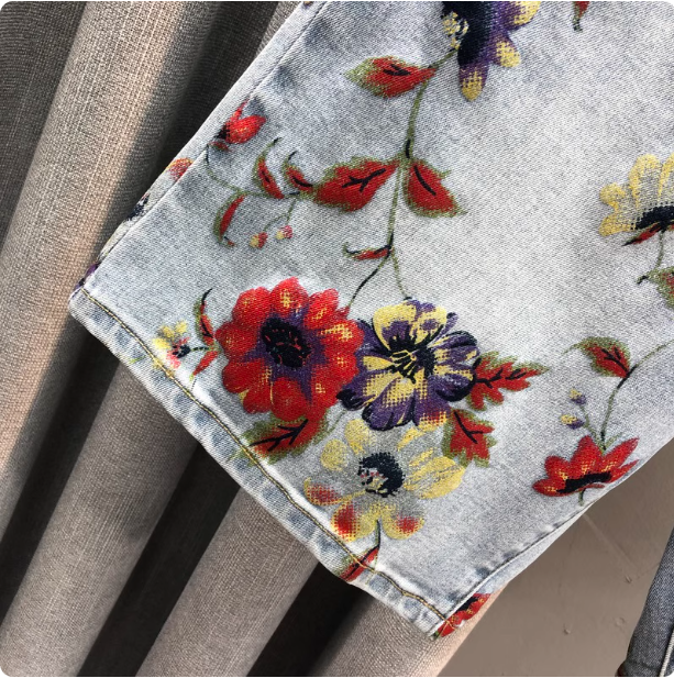 Short en jean à fleurs