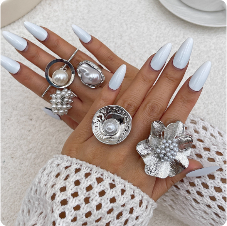 Bague dorée avec perle