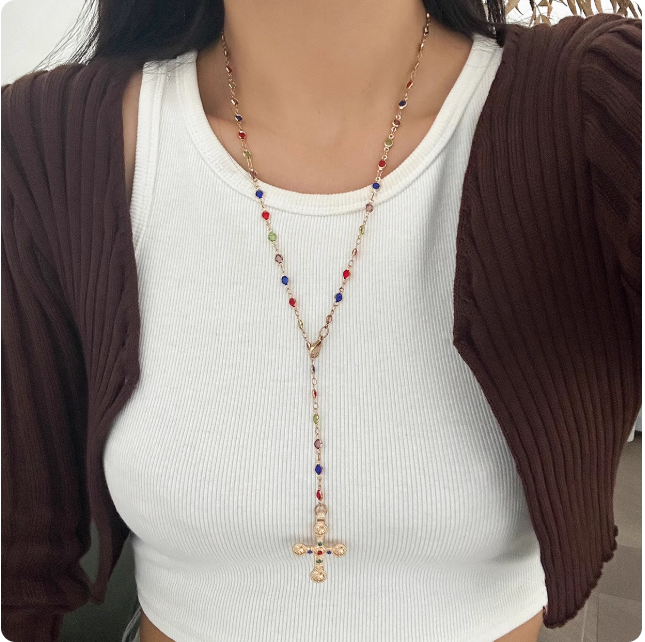 Collier croix doré avec perles colorées