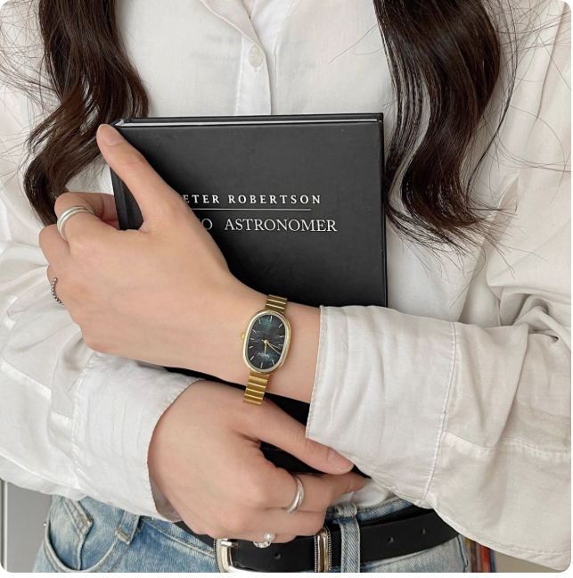 Montre élégante en cuir marron
