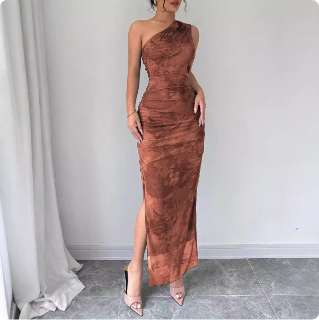 Robe longue asymétrique en satin marron