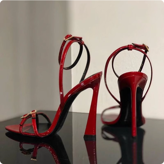 Sandales à talons rouges
