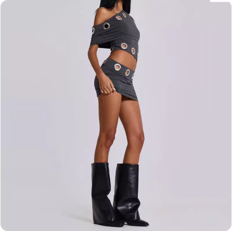 Robe moulante asymétrique avec œillets