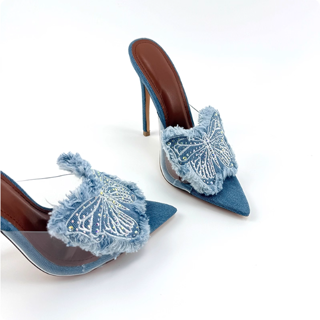 Escarpins en jean avec papillon brodé
