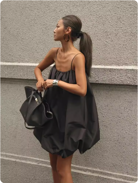 Robe noire à bretelles fines