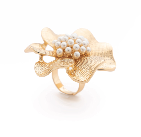 Bague dorée avec perle