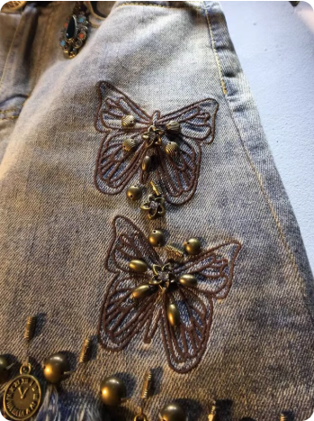 Short en jean avec broderies papillon