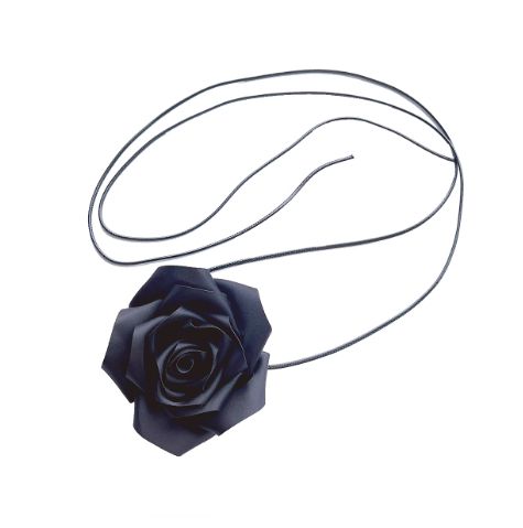 Robe noire longue avec ceinture fleur bleue