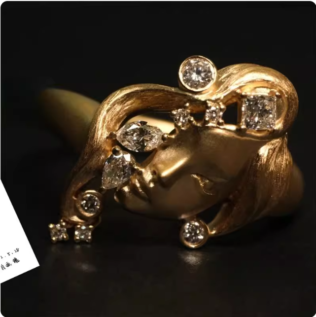 Bague en or sertie de diamants