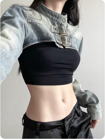 Veste en jean courte à boucles