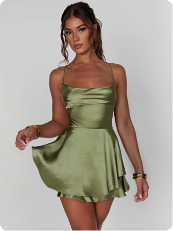 Robe courte rouge satinée