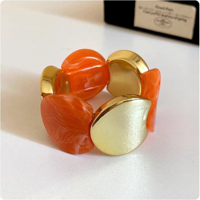 Bracelets en résine colorée et métal doré