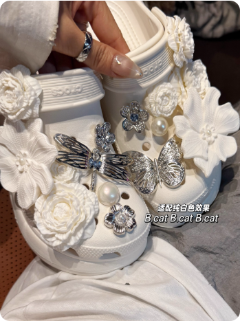 Sabots blancs décorés