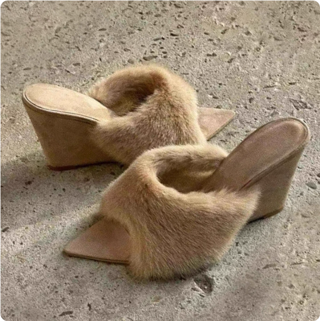 Mules en fourrure beige