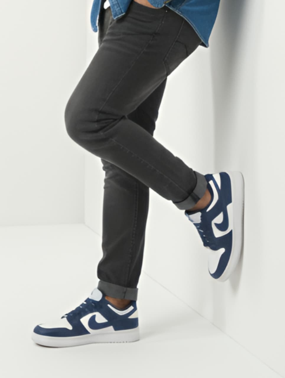 Nike Air Style Low-Top Sneakers – Navy & White