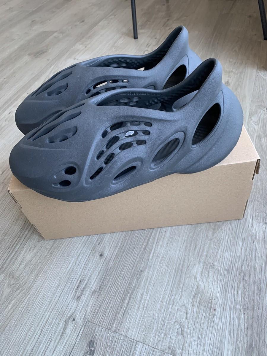 Yeezy Foam Runner – Carbon Black