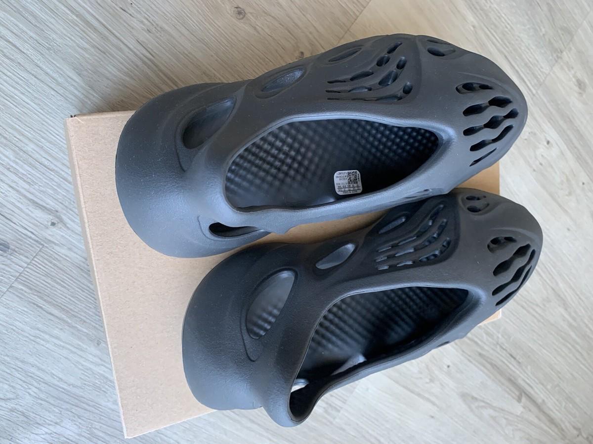 Yeezy Foam Runner – Carbon Black