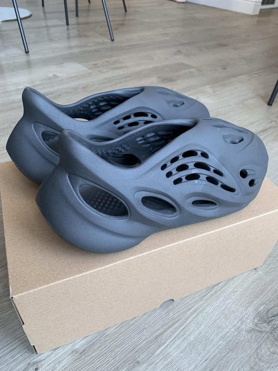 Yeezy Foam Runner – Carbon Black