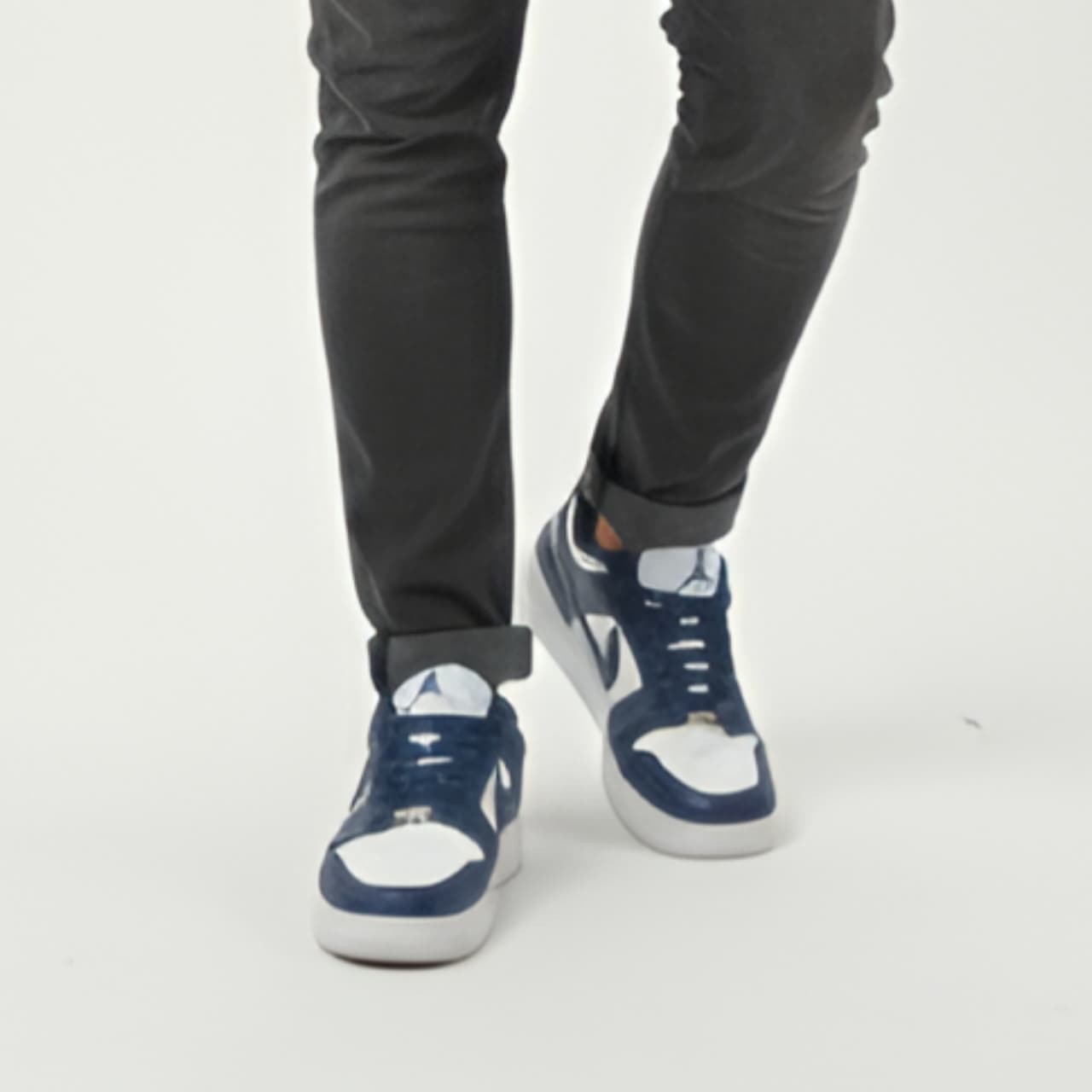  Nike Air Style Low-Top Sneakers – Navy & White