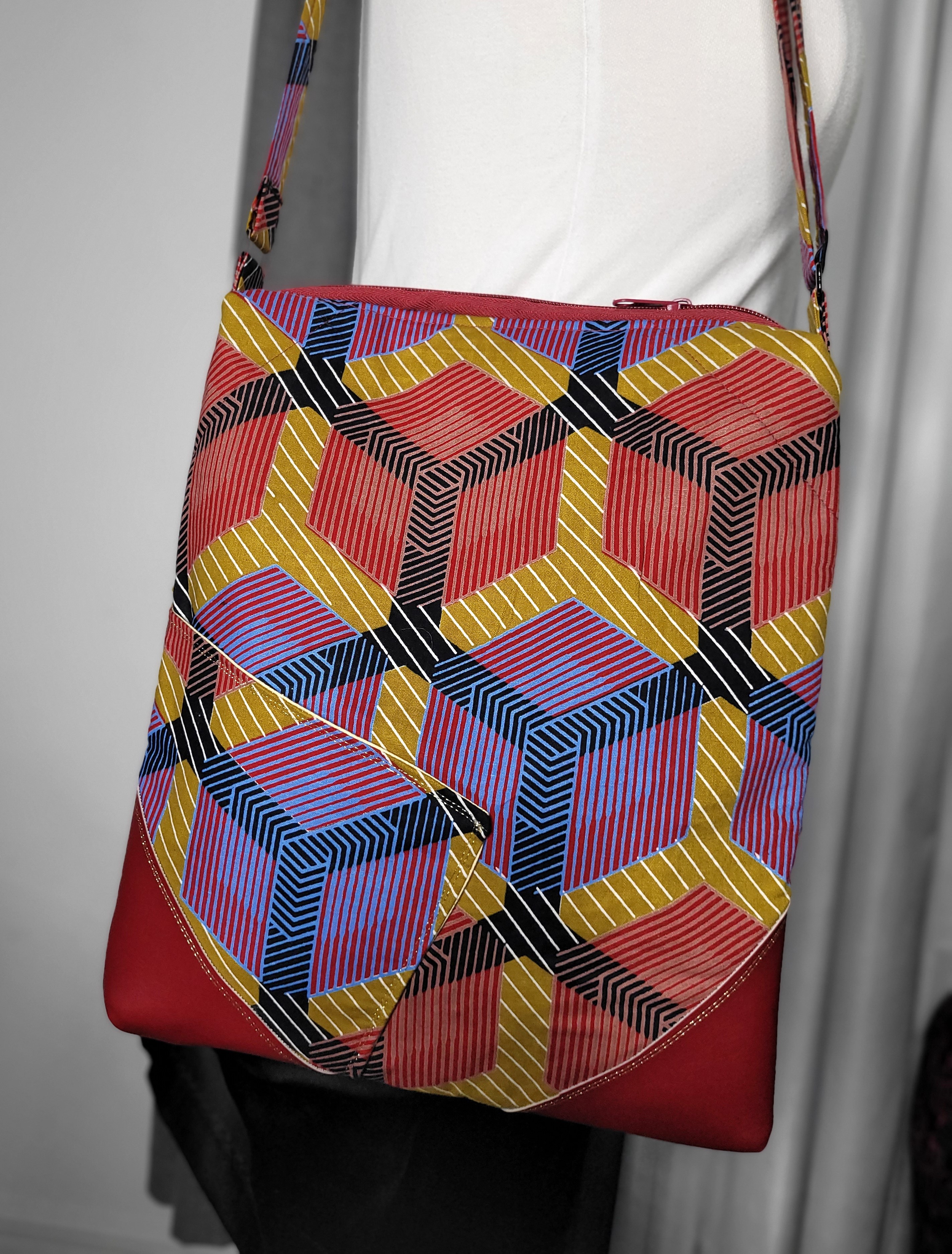 Geometric Pattern Shoulder Bag