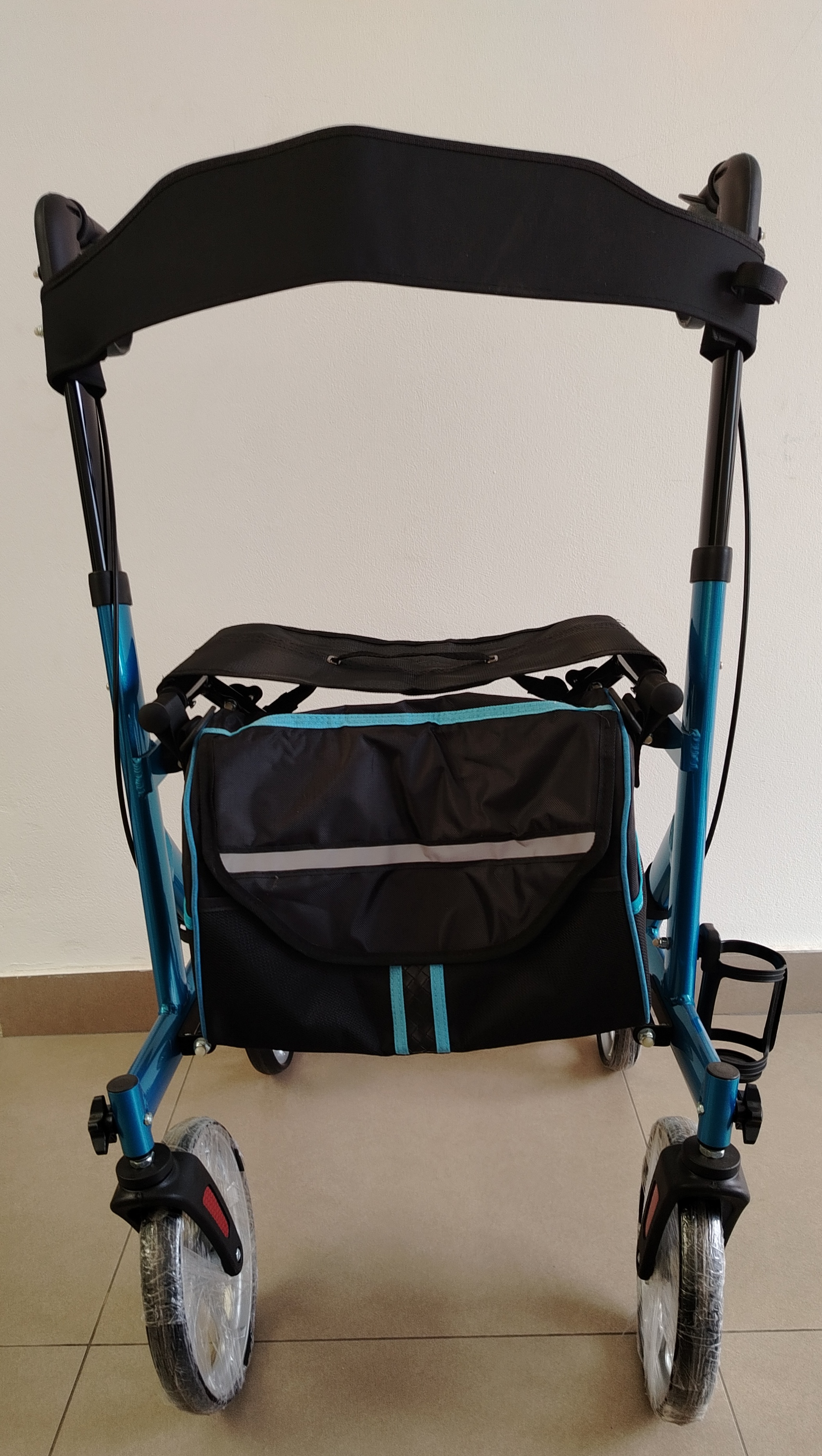 Andadera con asiento y ruedas grandes tipo europea