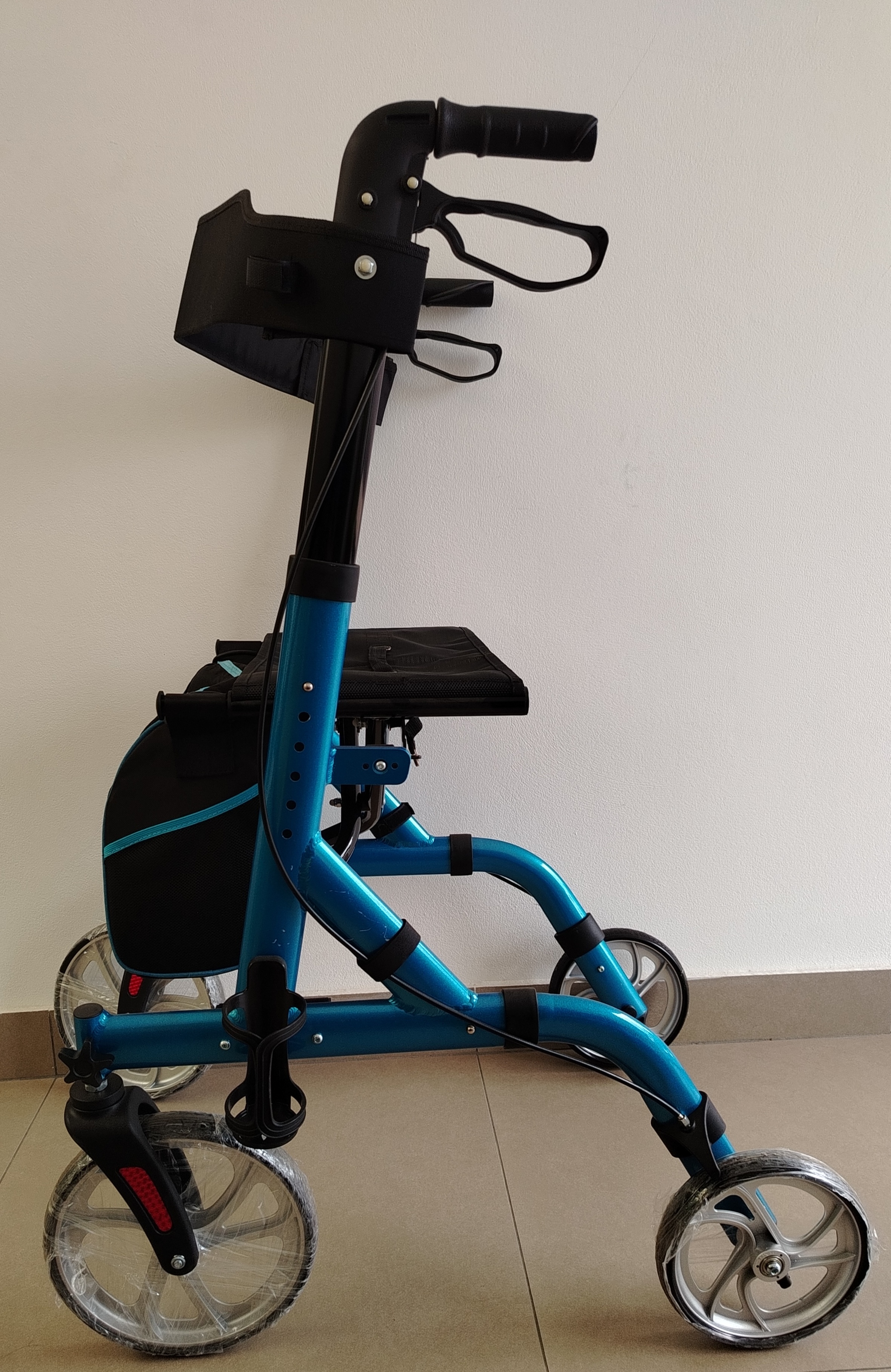 Andadera con asiento y ruedas grandes tipo europea