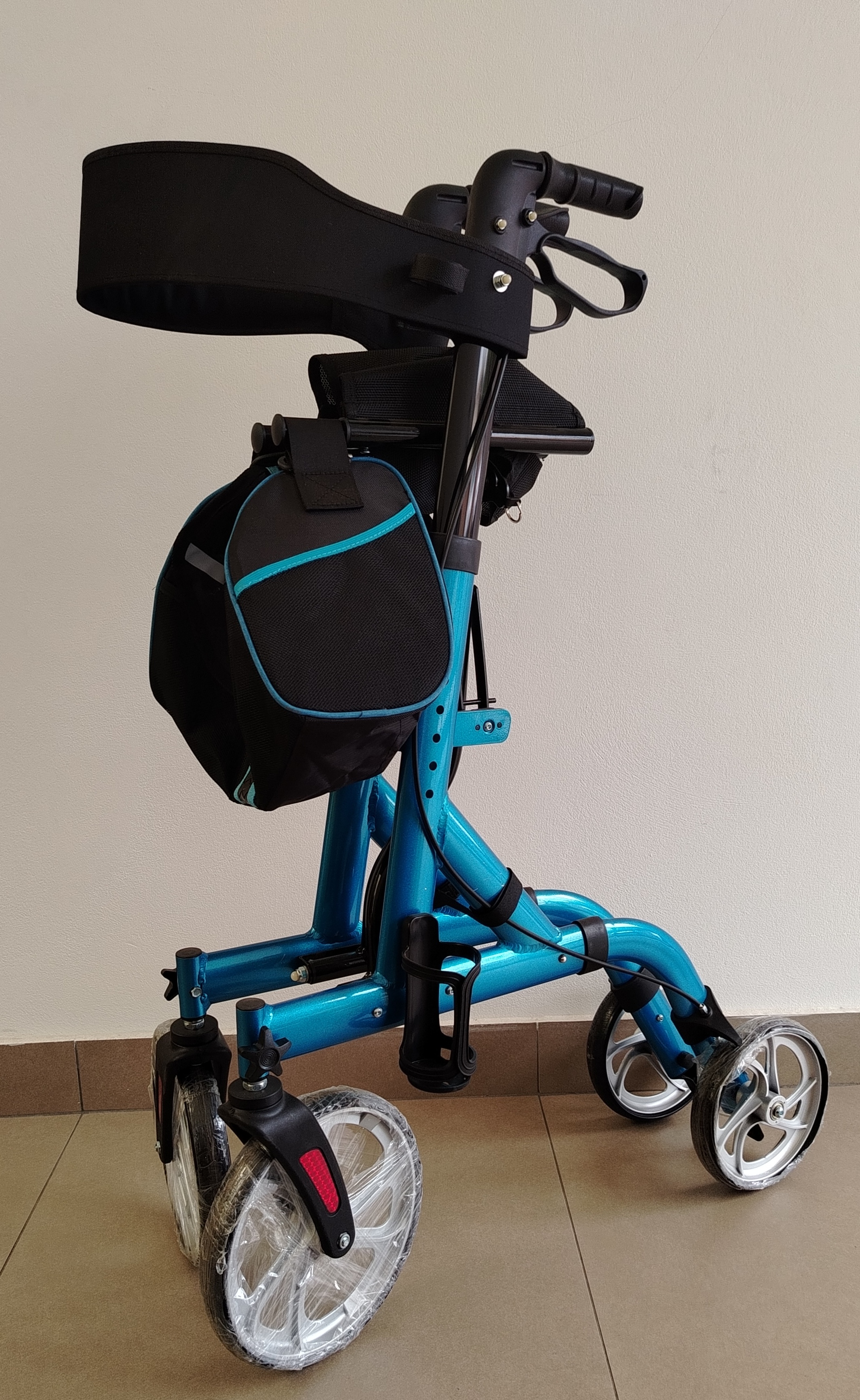 Andadera con asiento y ruedas grandes tipo europea