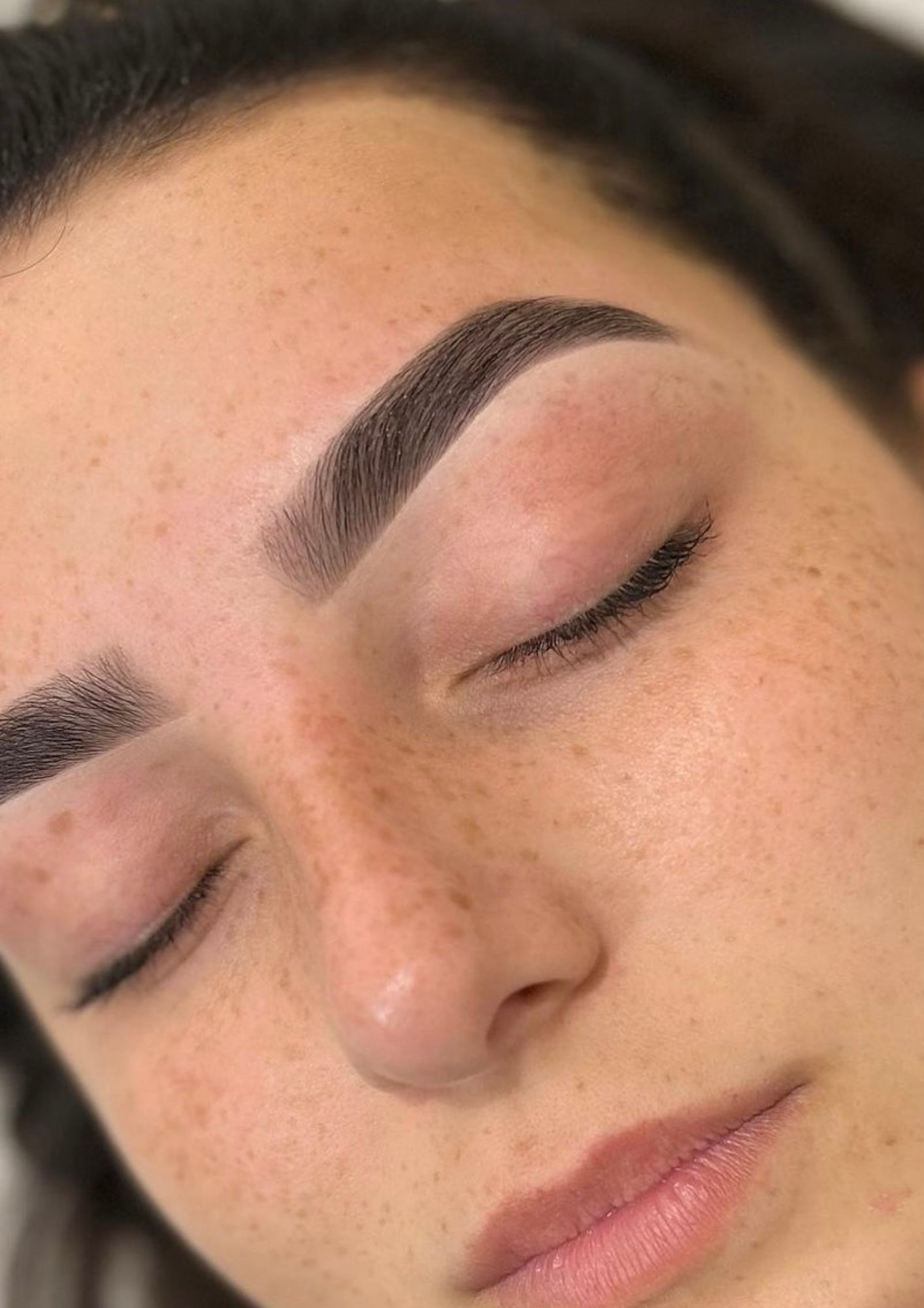 Tinturado o henna en cejas