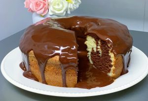 Bolo Caseiro Mesclado com Cobertura