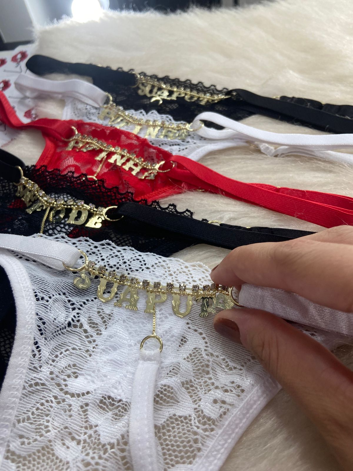 Calcinha Fio Dental Frases com Strass