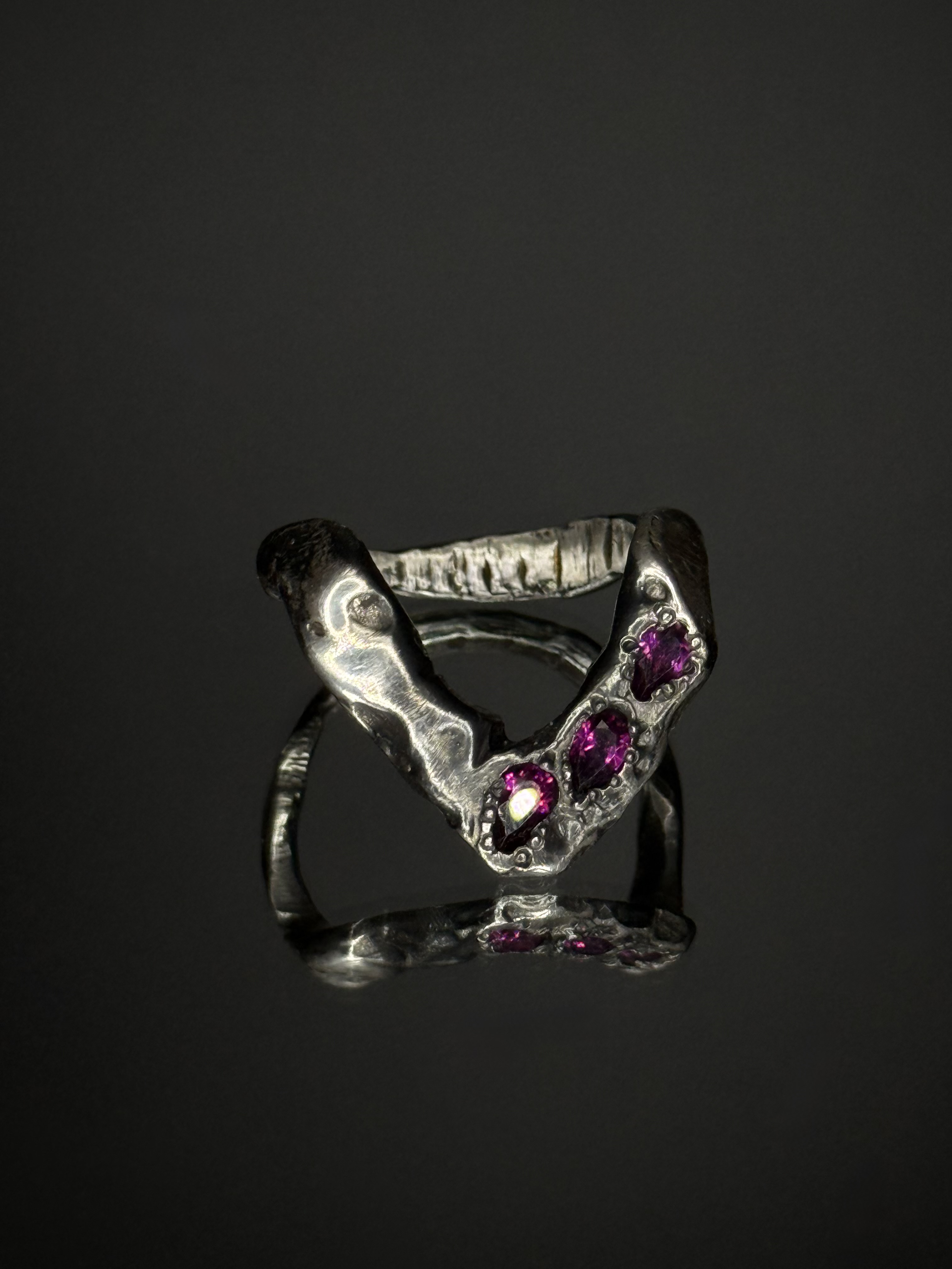 Le V + 3 pink garnets