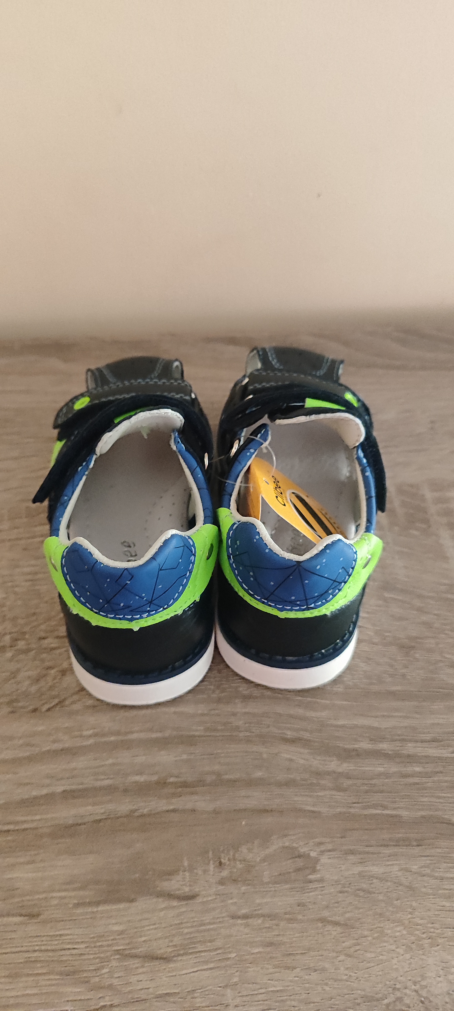 Odinės basutės su uždaru priekiu ir tvirtu kulnu Clibee 20-25