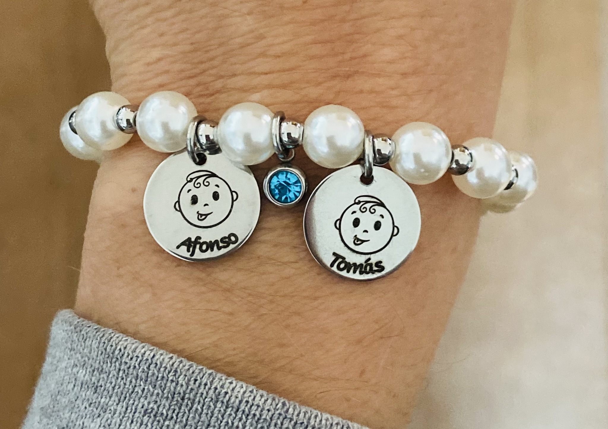 Pulseira pérolas e contas em aço e medalhas