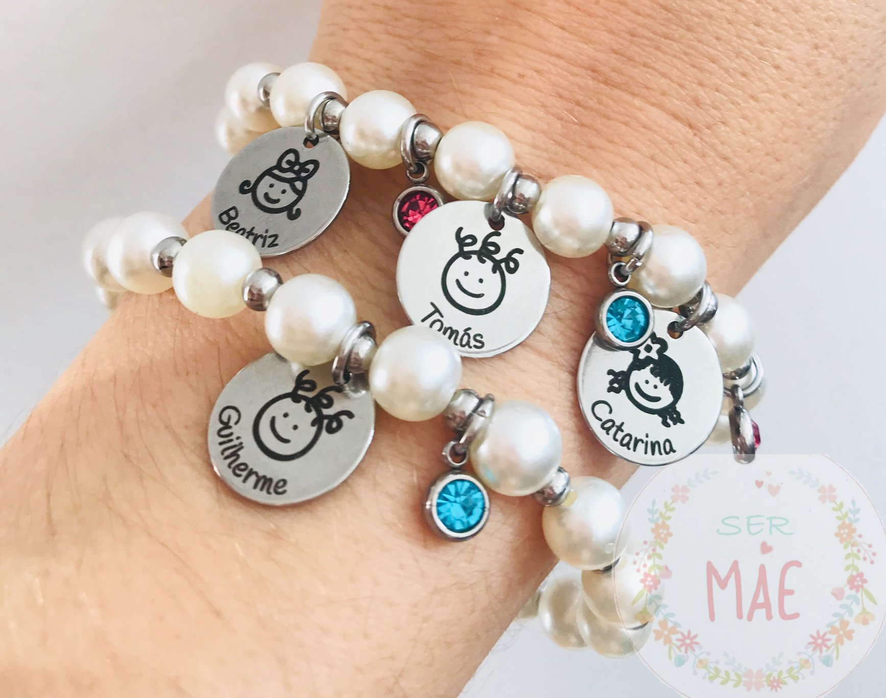 Pulseira pérolas e contas em aço e medalhas