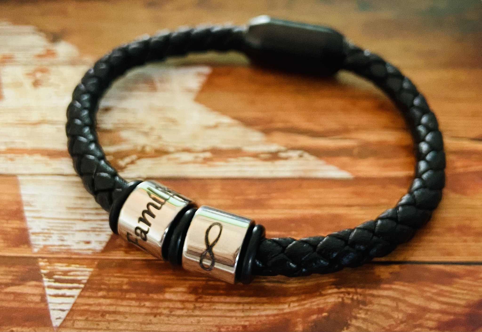 Pulseira em Couro com Argolas