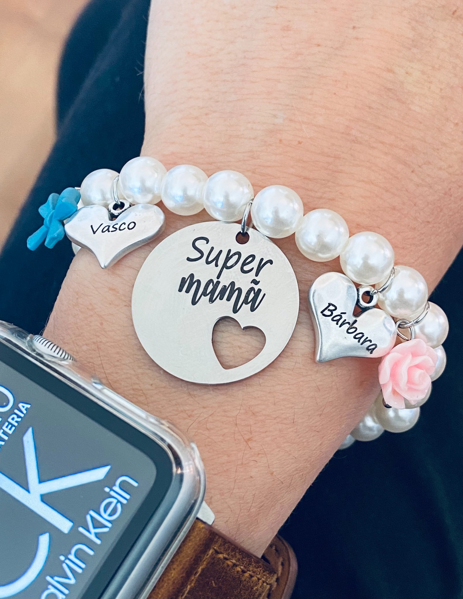 Pulseira Pérolas com medalha recorte coração + coração