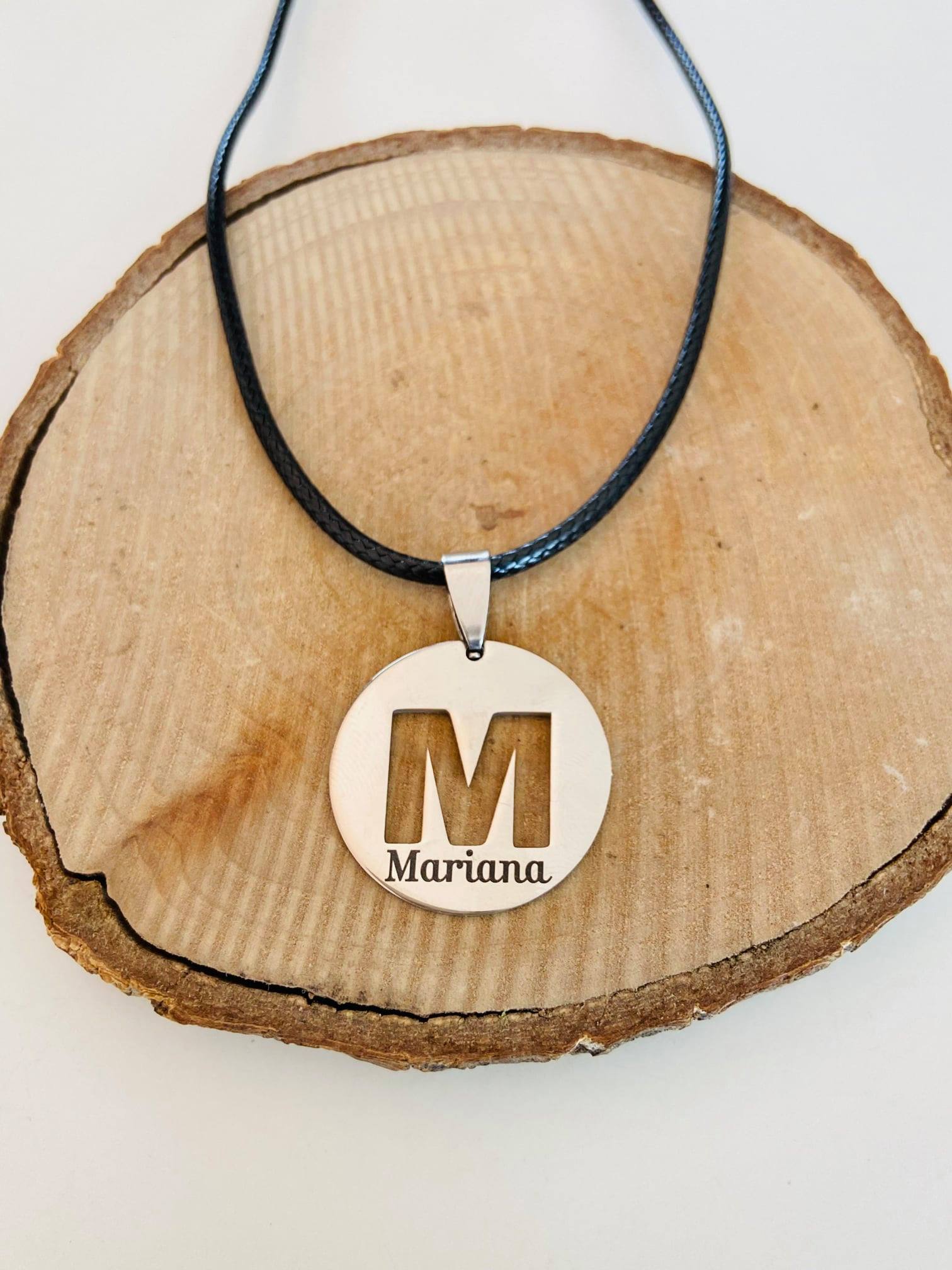 Colar em Couro com Inicial e Nome Gravado