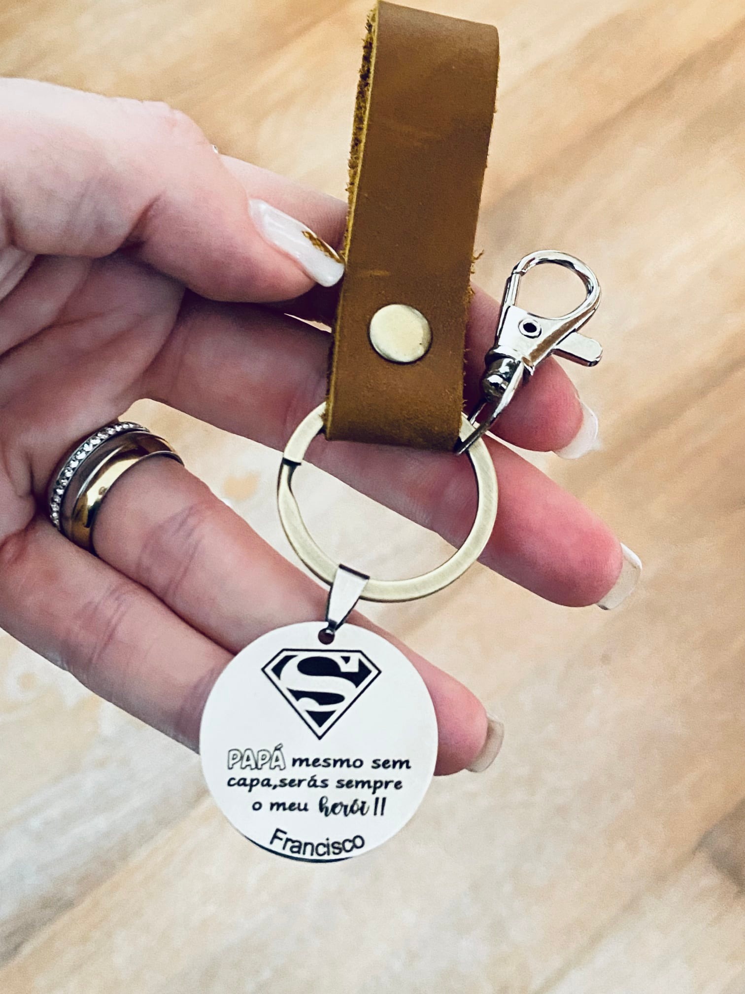 Porta-chaves em couro com medalha personalizada