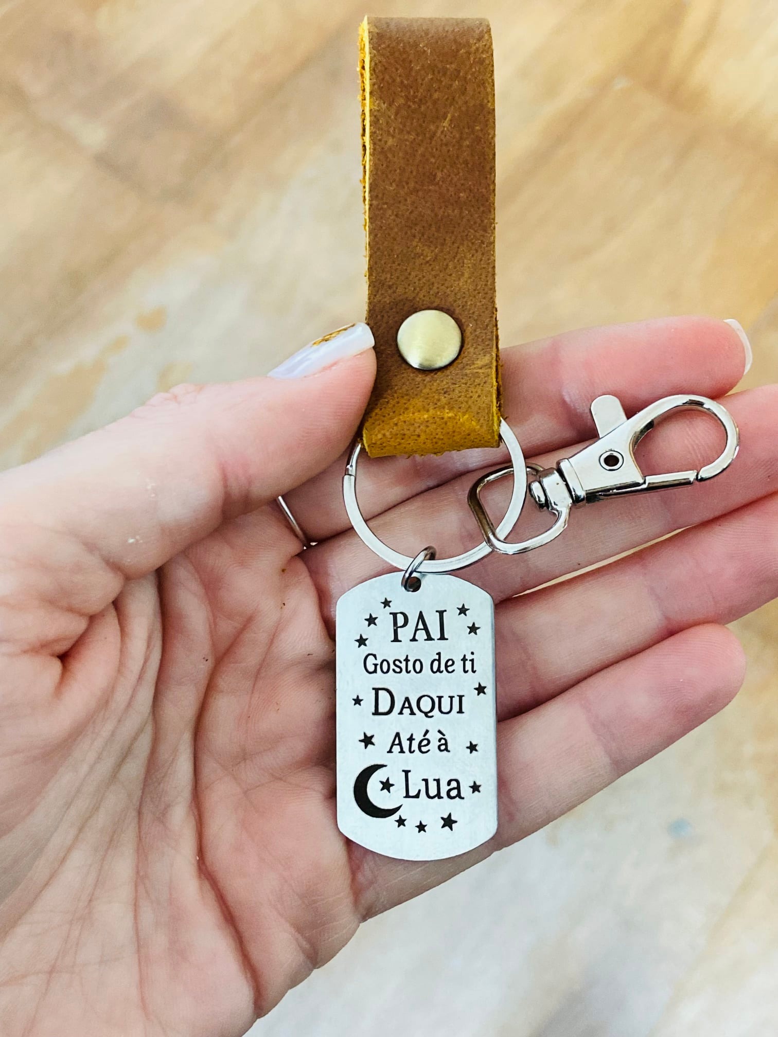 Porta-chaves em couro com medalha personalizada