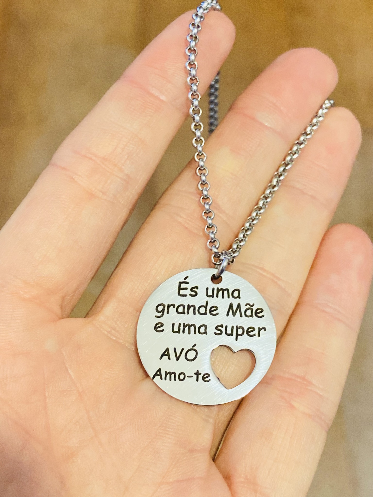 Colar com medalha com coração recortado