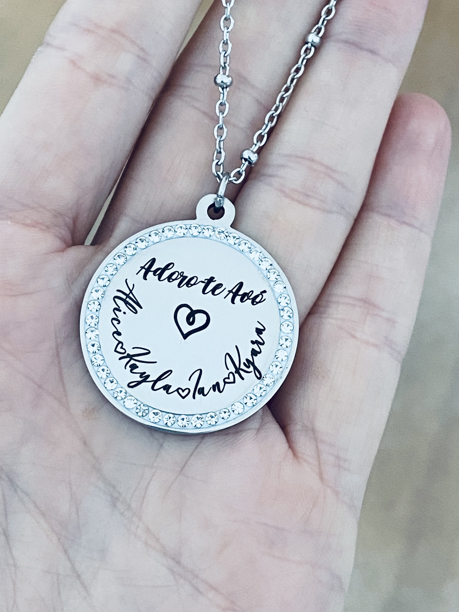 Colar com medalha brilhantes personalizada