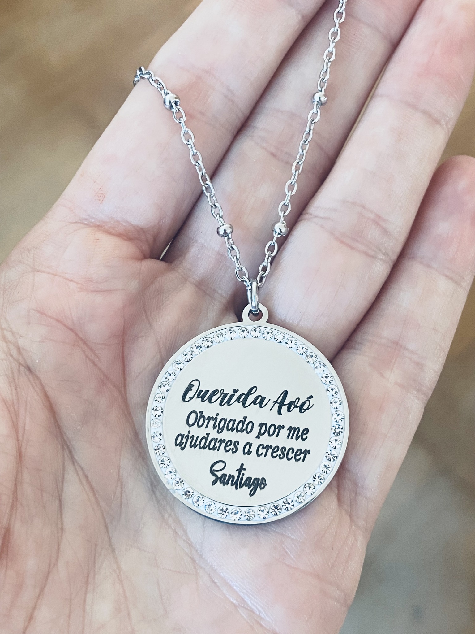 Colar Medalha com brilhantes "Querida Avó..."