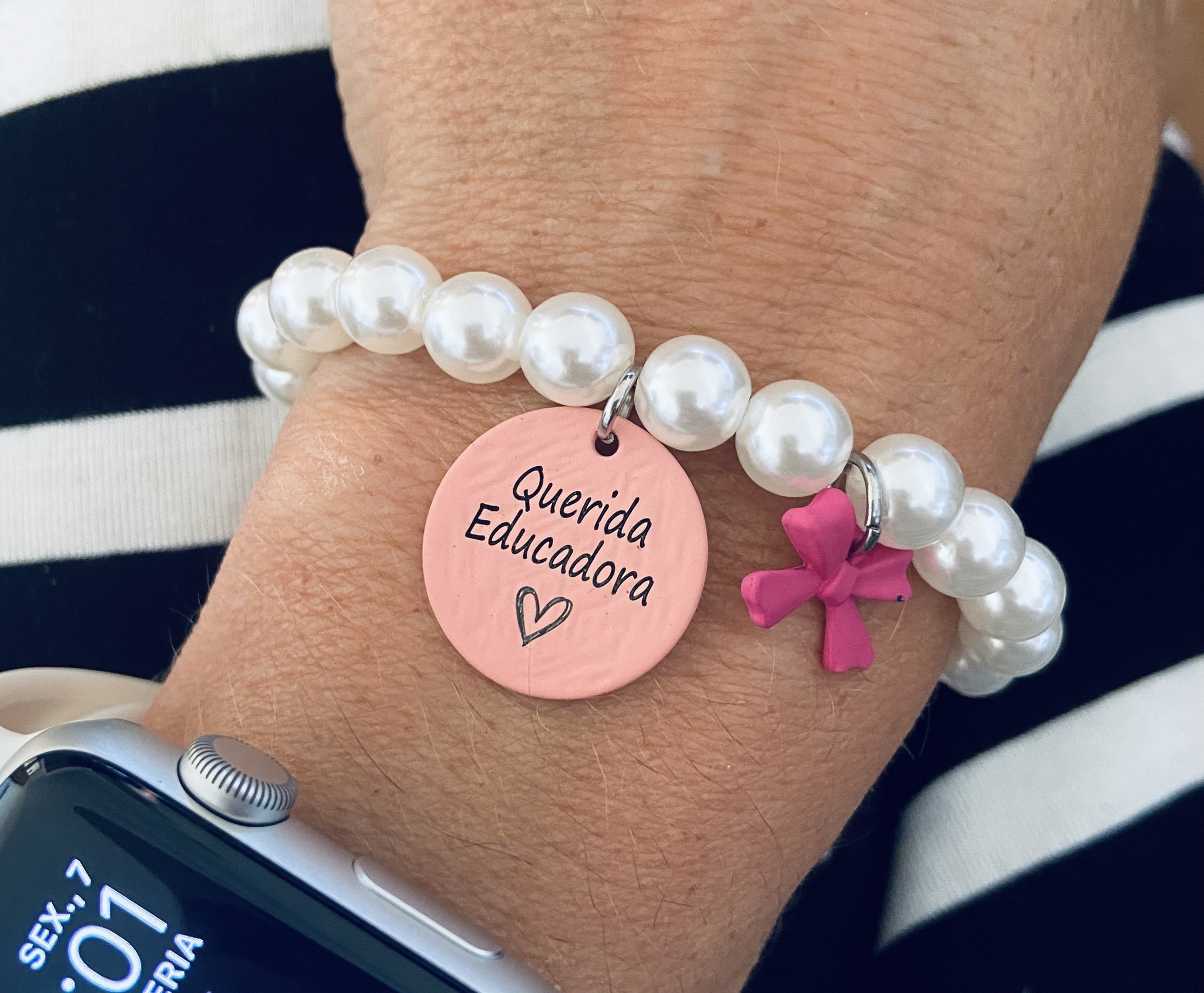Pulseira Pérolas com medalha colorida Personalizada