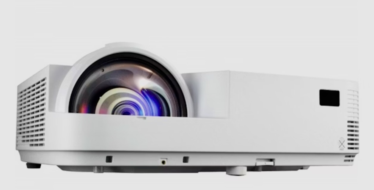 Short throw projector
