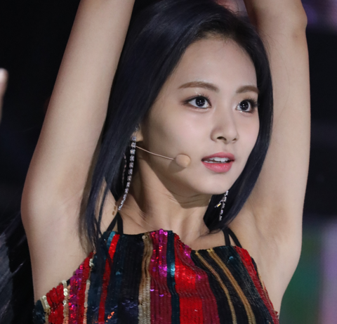191006 쯔위 周子瑜 Tzuyu (only 102 pics but most are GOOD content)