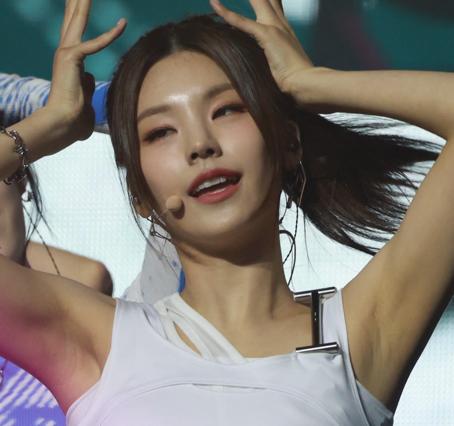 230304 예지 Yeji 200 pics